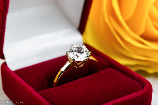 Az eljegyzési gyűrű hagyománya sok pár számára fontos romantikus része a lánykérésnek