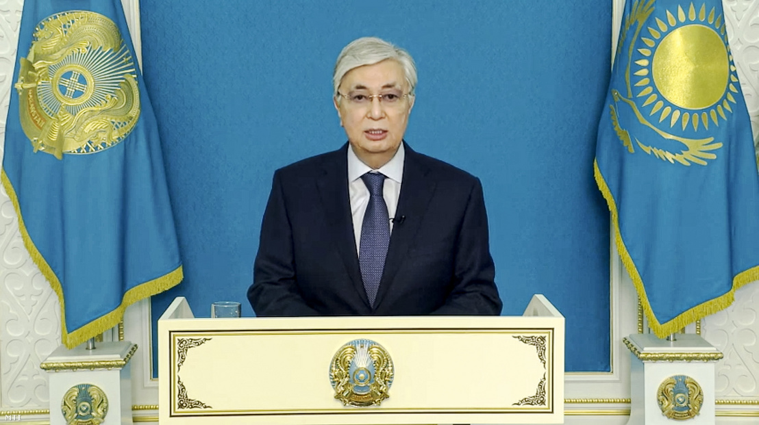Kaszim-Zsomart Tokajev kazah elnök televízió által közvetített beszédében szól a nemzethez Nur-Szultanban 2022. január 5-én
