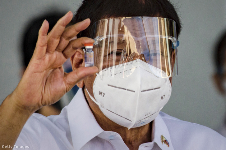 Rodrigo Duterte Fülöp-szigeteki elnök a Sinovac Biotech Covid–19-vakcinájával 2021. február 28-án