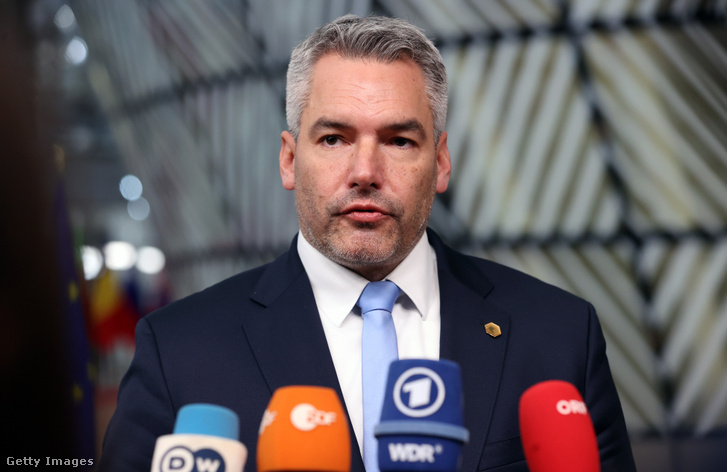 Karl Nehammer osztrák kancellár 2021. december 16-án Brüsszelben