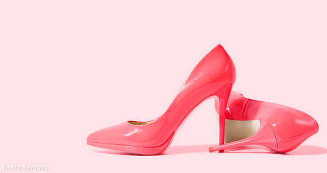 Divatháború: Egyes magassarkú-fanatikusok elhibázott döntésnek vélik a nők lapos sarkú cipőhöz pártolását a Covid-lezárások után