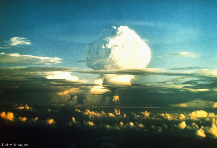 Termonukleáris bombából származó gombafelhő a Marshall-szigeteken 1950 körül
