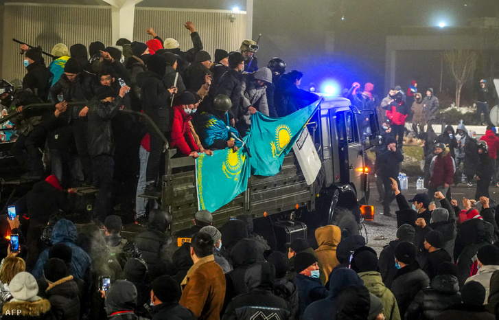 Tüntetők 2022. január 5-én Almatiban