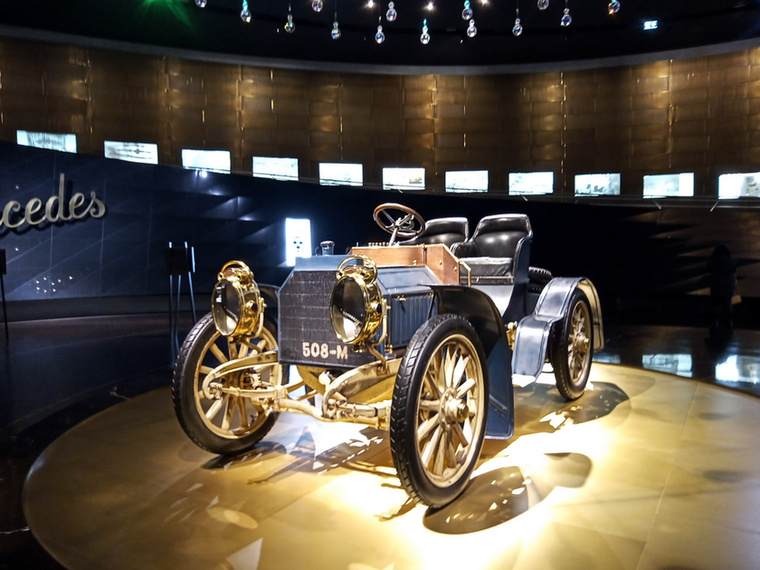 Az első Mercedes márkanevű autónak a tévhittel ellentétben, nem Karl Benz adta a nevet, hanem Emil Jellinek, aki a Daimler autóival kereskedett Monacóban