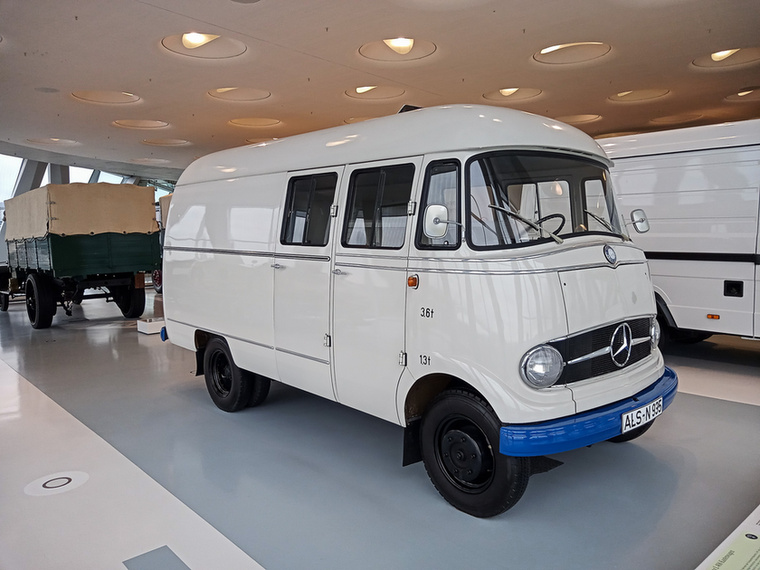 A manapság népszerű Sprinter közvetlen elődje az 1955 és 1967 között gyártott L319-es áruszállító, amely a Mercedes első kisáruszállító járműve volt, és már a bemutatás évében hatalmas sikernek bizonyult