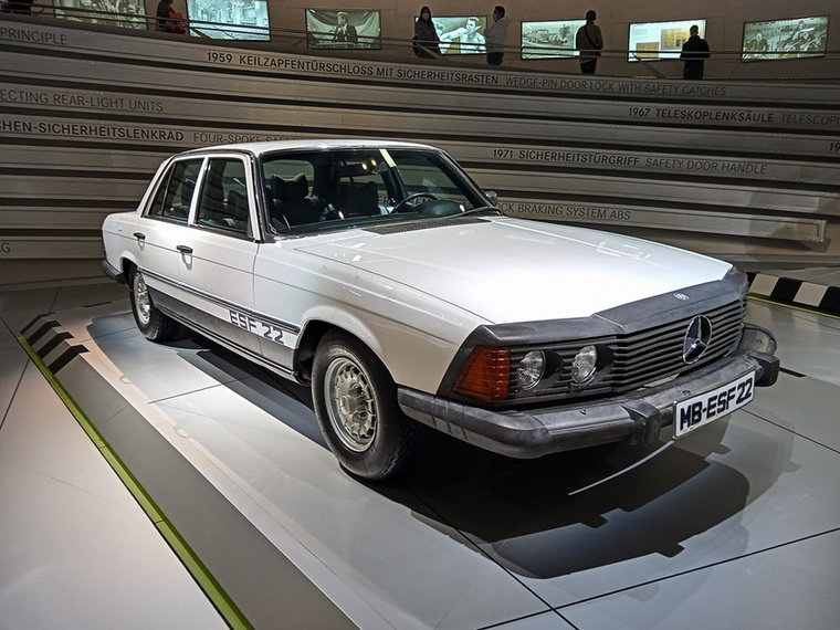 A Mercedes Experimental Safety Vehicle (ESF) egy 1971-es S-osztályon (W116) alapult