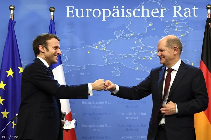 Emmanuel Macron francia elnök (b) és Olaf Scholz német kancellár