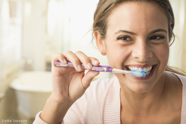 Fontos, hogy naponta kétszer, legalább 2 percen át moss fogat