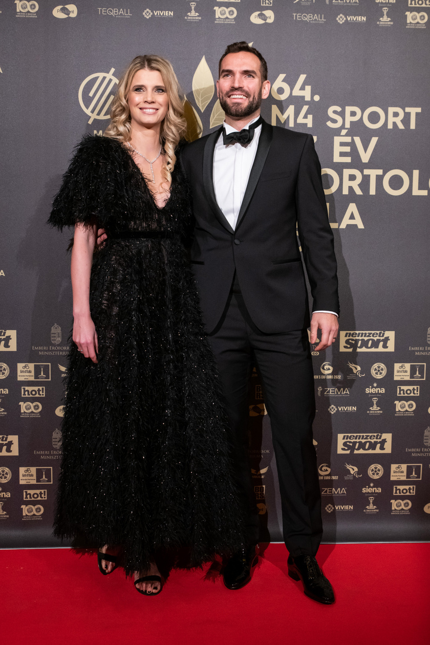 A férfiaknál Szilágyi Áront választották meg a 2021-es év sportolójának. A gálán felesége egy Dalaarna estélyi ruhát viselt.
