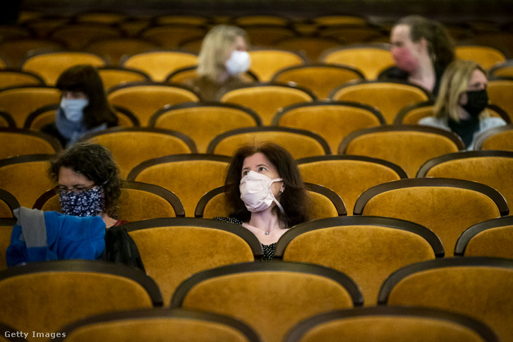 Maszkot viselő látogatók egy cseh moziban 2020. május 11-én