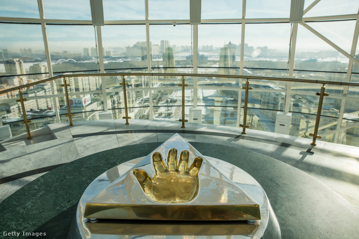 Nurszultan Nazarbajev aranyba öntött kézlenyomata a Bayterek-toronyban