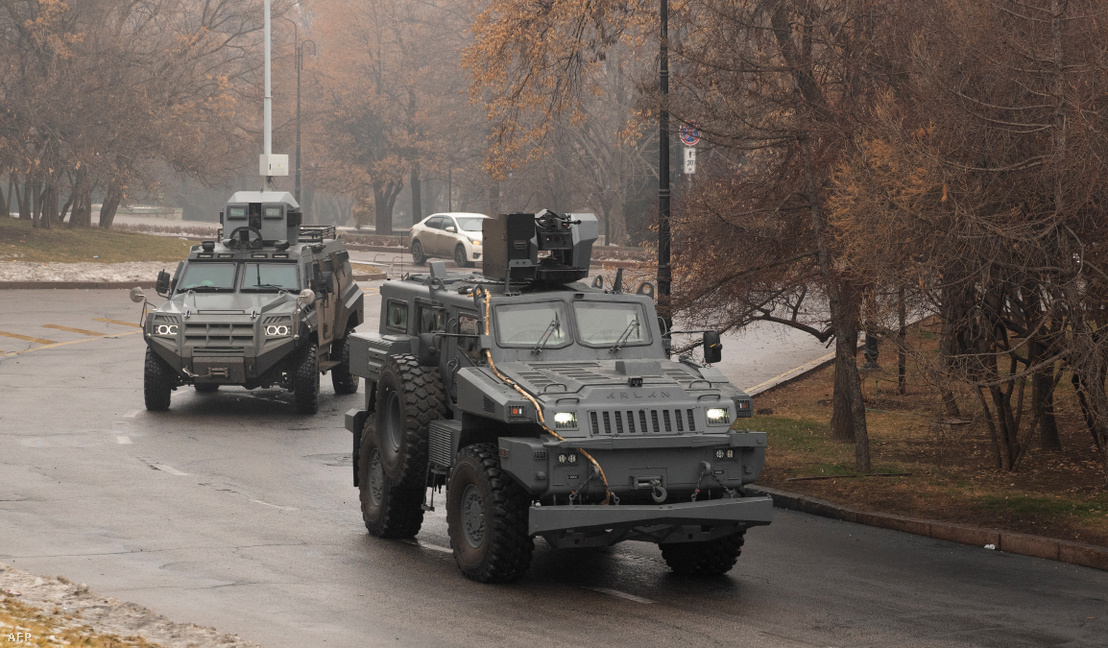 Katonai járművek járőröznek Almati központjának utcáin 2022. január 7-én