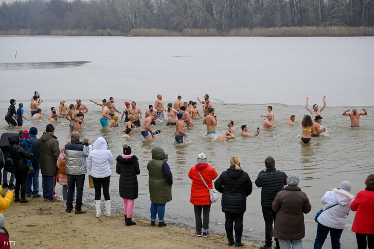 Résztvevők a Tiszában az Újévi és vízkereszt-csobbanás nevű rendezvényen a tiszafüredi szabadstrandon 2022. január 8-án