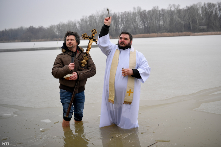 Czókoly Sándor káplán megáldja a Tiszát az Újévi és vízkereszt-csobbanás nevű rendezvényen a tiszafüredi szabadstrandon 2022. január 8-án