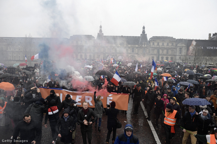 Tüntetés Párizsban 2022. január 8-án