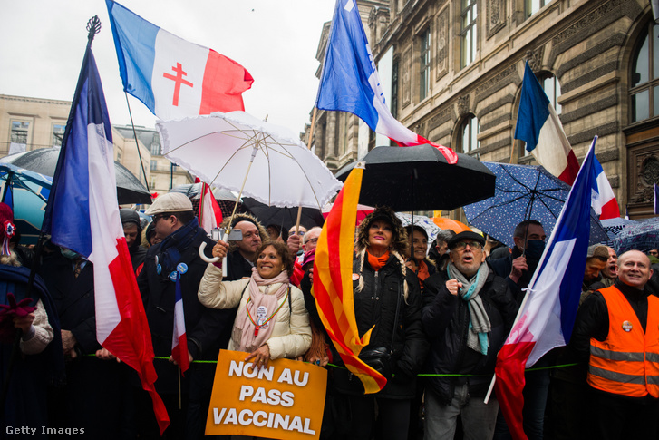 Tüntetők 2022. január 8-án Párizsban