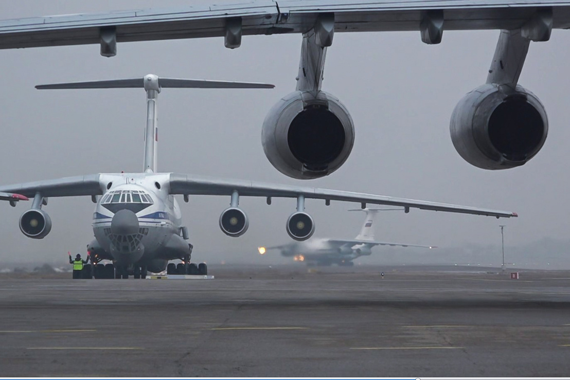 Orosz békefenntartókat szállító Iljushin Il–76MD katonai repülőgépek az almati repülőtéren 2022. január 9-én