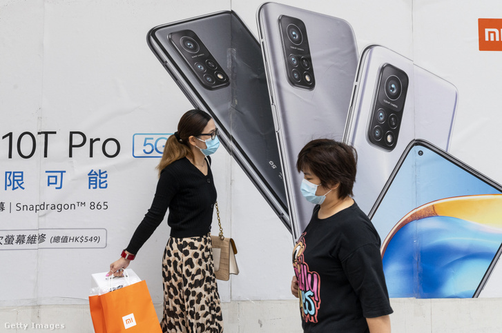 Járókelők a Xiaomi Mi 10T Pro 5G okostelefon reklámja mellett Hongkongban 2020. december 4-én