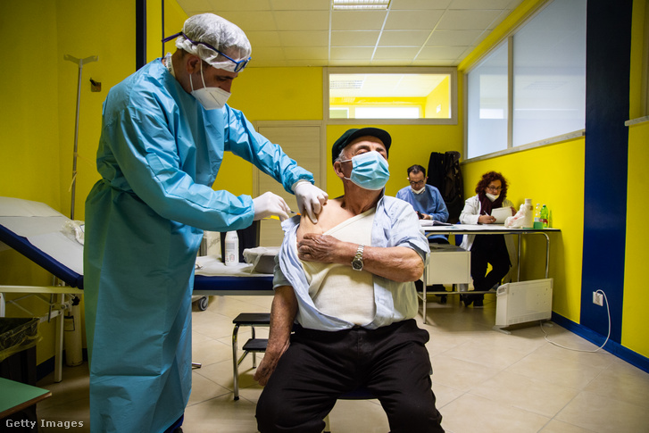 Idős férfi kapja meg a Pfizer BioNTech koronavírus elleni vakcináját 2021. március 5-én az olaszországi Caselle-ben