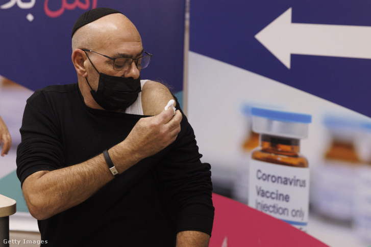 Egy férfi megkapja a Pfizer-BioNTech Covid-19 vakcina negyedik adagját az izraeli Ramat Ganban
