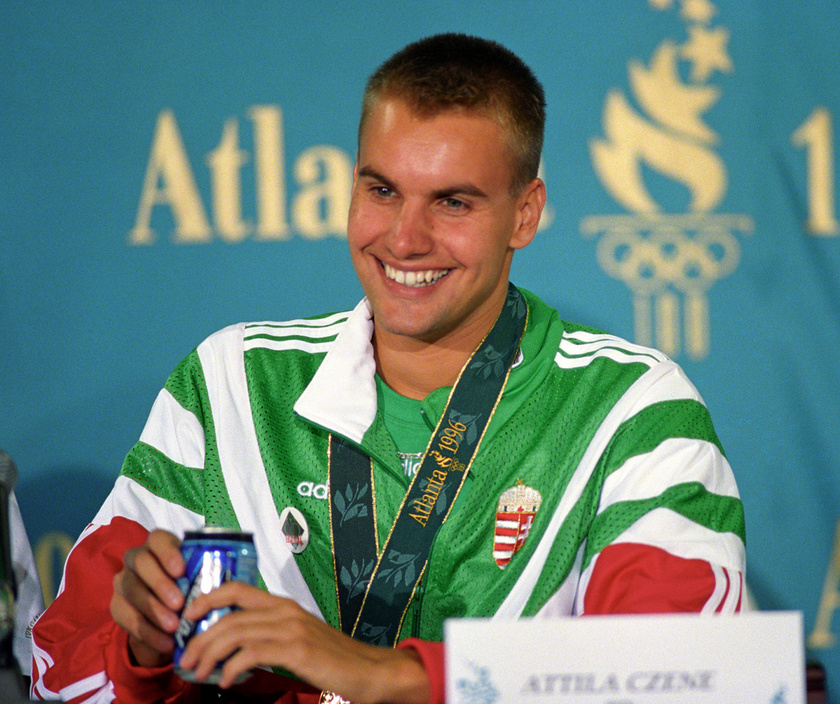 A 200 méteres vegyesúszás olimpiai bajnoka, Czene Attila az eredményhirdetés utáni sajtótájékoztatón 1996 júliusában a XXVI. nyári olimpián.