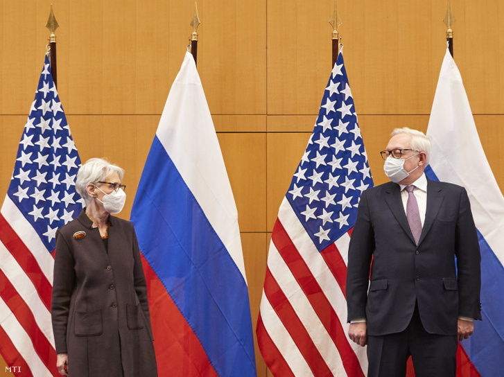Wendy Sherman amerikai (b) és Szergej Rjabkov orosz külügyminiszter-helyettes a megbeszélésük kezdetén Genfben 2022. január 10-én