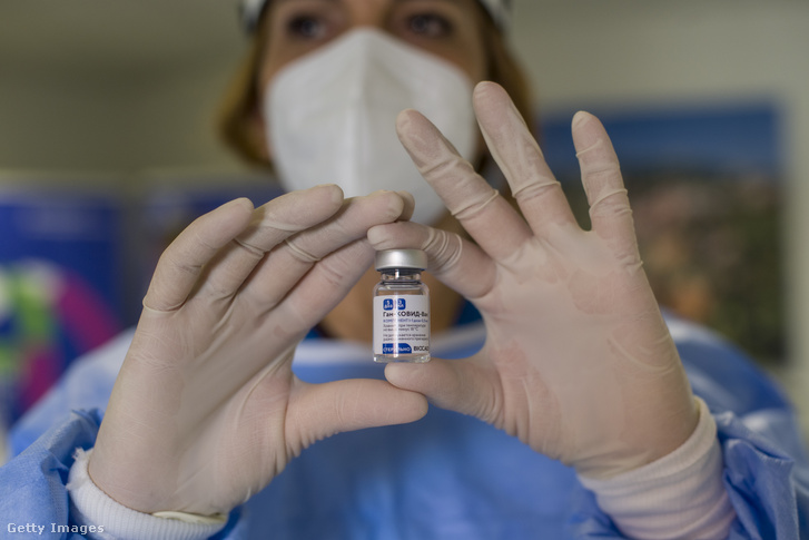 Egy nővér Szputnyik V vakcinával a kezében 2021. február 25-én San Marinóban