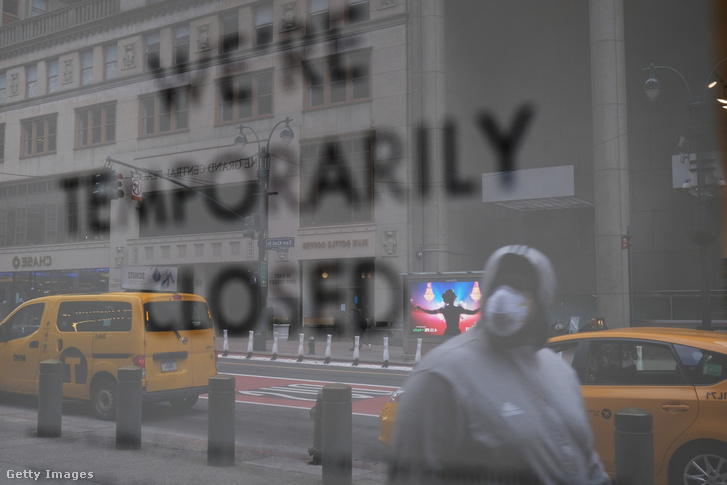 Manhattan utcái szinte üresen állnak a koronavírus-járvány miatt 2020. április 10-én