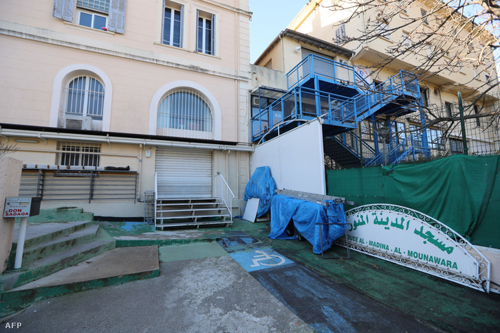 A dél-franciaországi Cannes-ban található Al Madina al Mounawara-mecset bejárata 2022. január 12-én