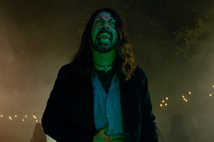 Dave Grohl, mint Dave Grohl, akit megszállt egy démon a Studio 666 című film előzetesében.