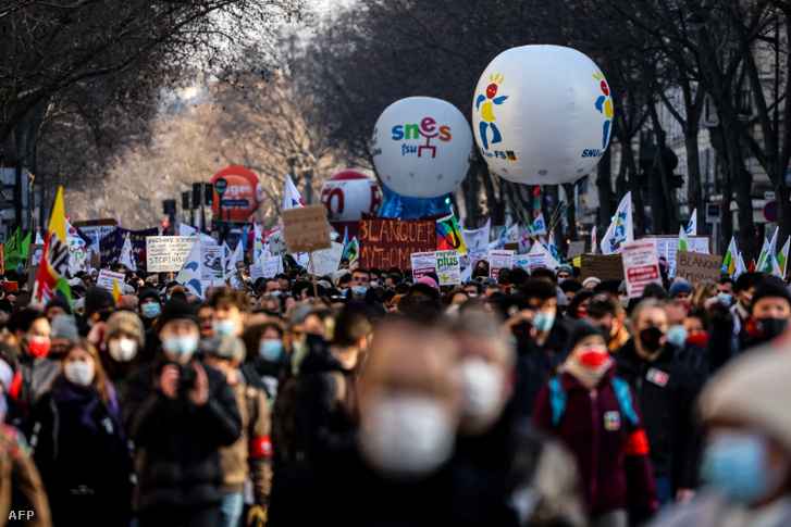 Tanári szakszervezetek tüntetése Párizsban 2022. január 13-án