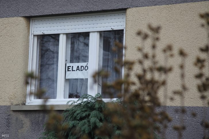 Eladó felirat egy sávolyi családi ház ablakában 2012. november 22-én