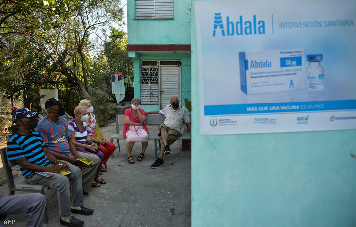 Idős emberek várakoznak, hogy megkapják a kubai Abdala koronavírus elleni oltást Havannában 2021. május 12-én