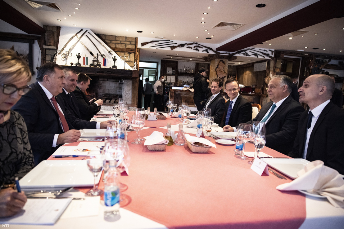 Orbán Viktor kormányfő (j2) és Milorad Dodik, a Bosznia-Hercegovina háromtagú elnökségének szerb tagja (b2) tárgyalást folytat munkaebéden Banja Lukában 2021. november 6-án