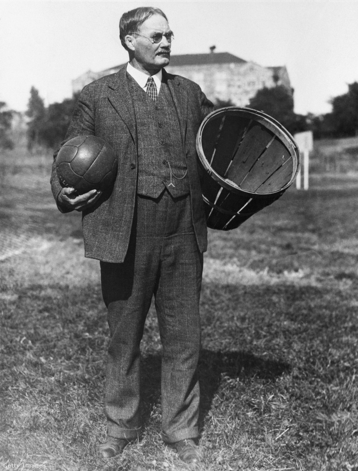 Dr. James Naismith az eredeti labdával és kosárral