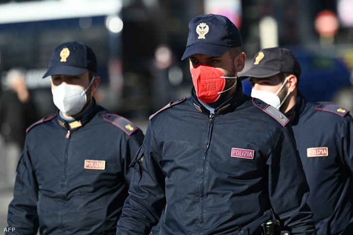 Színes arcmaszkot viselő rendőr járőrözik Róma belvárosában 2022. január 14-én