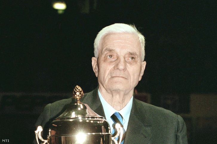 Deák Ferenc labdarúgó rekorder gólkirály a Magyar Labdarúgó Szövetségtől a 75. születésnapjára kapott serleggel a Körcsarnokban rendezett ünnepségen 1997. február 17-én