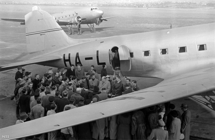 Képünk illusztráció – 1946. október 15-én utasok szállnak fel az Li–2-es utasszállító repülőgépre, az 1946. március 29-én megalakult Maszovlet első járatára a budaörsi repülőtéren