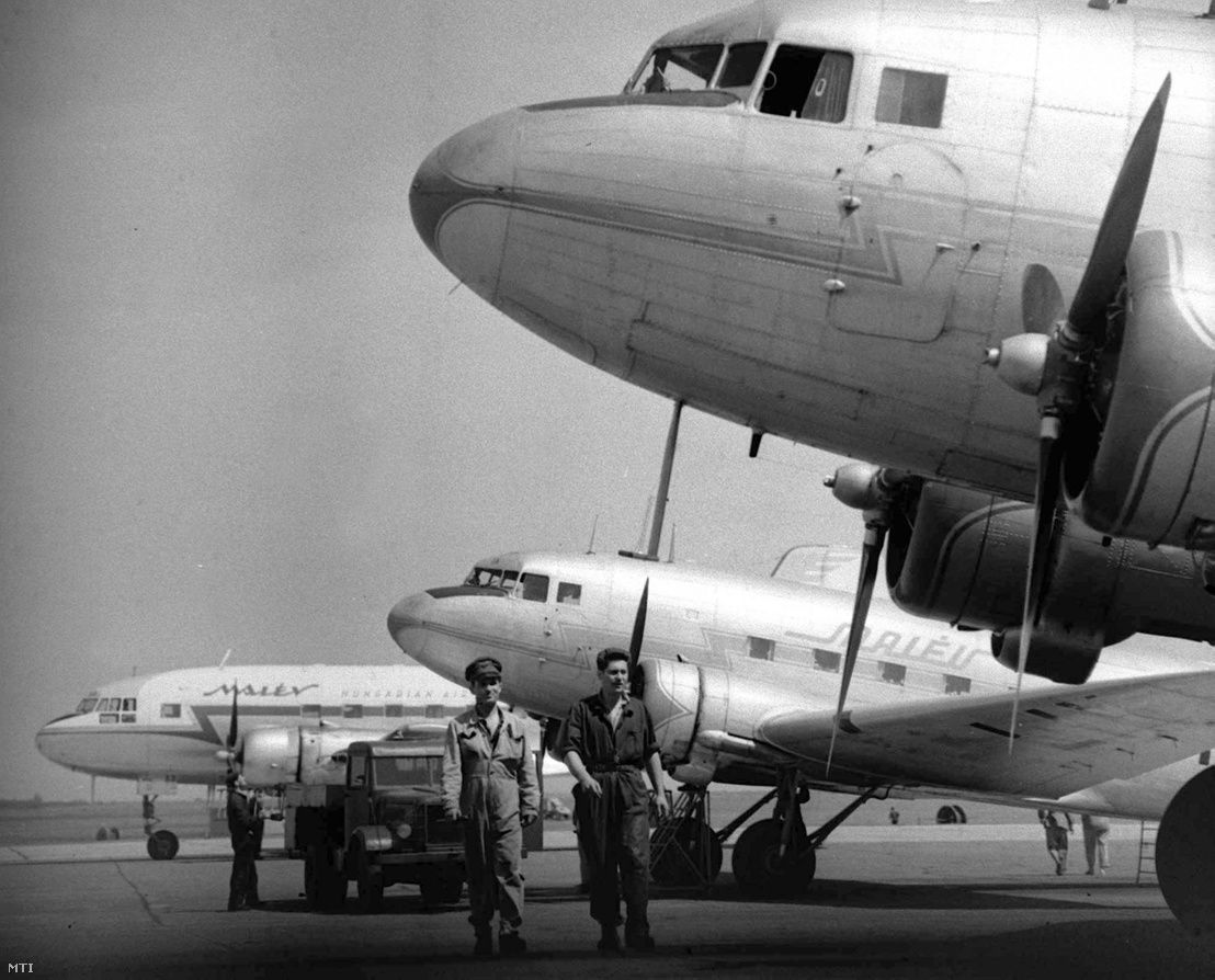 Képünk illusztráció – 1960. május 19-én indulásra váró Malév-gépek a ferihegyi repülőtéren