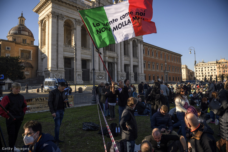 Oltatlanokkal szembeni intézkedések ellen tüntetnek Rómában 2022.január 15-én