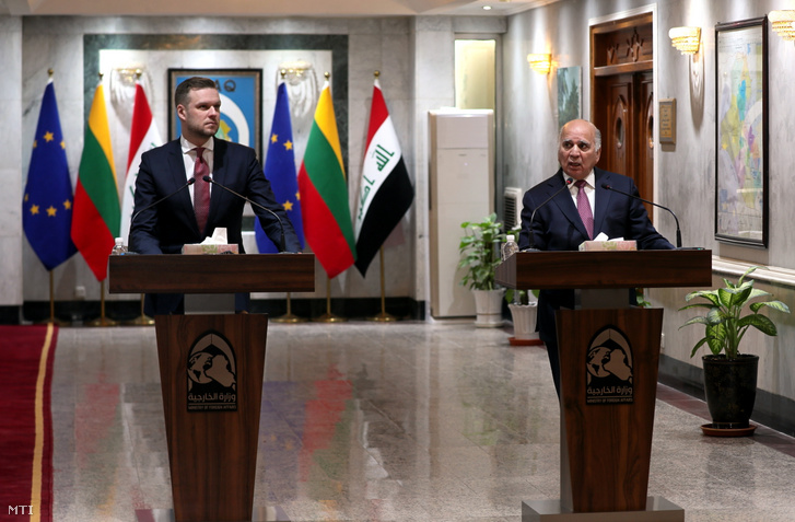 Fuád Mohamed Huszein iraki külügyminiszter (j) és litván hivatali partnere, Gabrielius Landsbergis sajtótájékoztatót tart Bagdadban 2022. január 16-án.