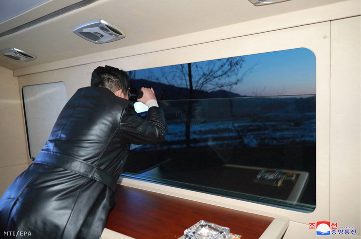 A KCNA észak-koreai állami hírügynökség által közreadott képen Kim Dzsongun észak-koreai vezető, a Koreai Munkapárt főtitkára hiperszonikus rakétával végzett kísérletet néz meg egy meg nem nevezett helyszínen 2022. január 11-én.