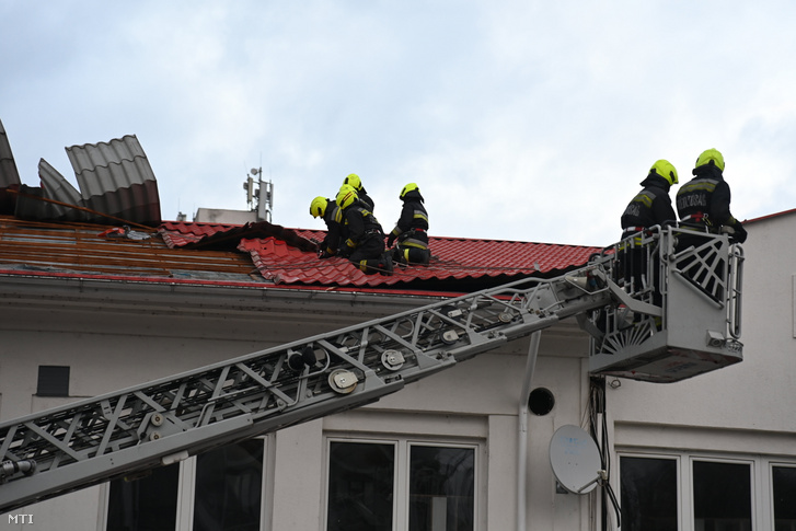 Tűzoltók dolgoznak a főváros XX. kerületében ahol egy felújítás alatt lévő üzlet tetejéről szakította le a lemezfedést a viharos szél 2022. január 17-én