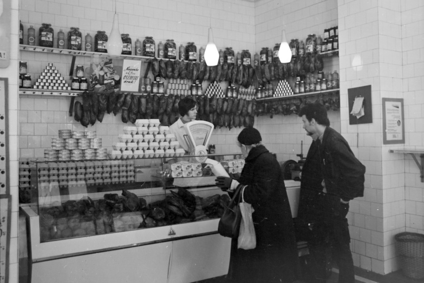 A kisebb üzletekben az emberek a pultnál sorakozva sorolták el az eladónak, mit szeretnének vásárolni. (1972)