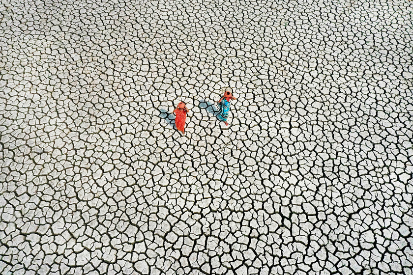 Az Apratim Pal által készített győztes kép két nőt örökít meg, amint éppen vizet keresnek a szárazság sújtotta Indiában.