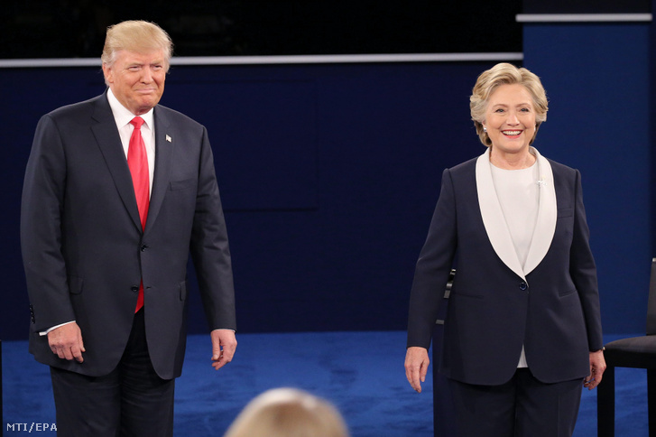 Donald Trump republikánus (b) és Hillary Clinton demokrata párti elnökjelölt második televíziós vitájukon a Missouri államban lévő St. Louis Egyetemen 2016. október 9-én