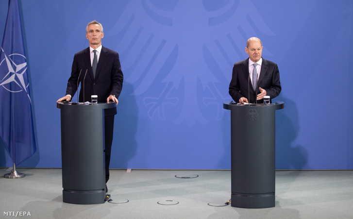 Olaf Scholz német kancellár (j) és Jens Stoltenberg NATO-főtitkár a tárgyalásait követő sajtóértekezleten a berlini kancellári hivatalban 2022. január 18-án