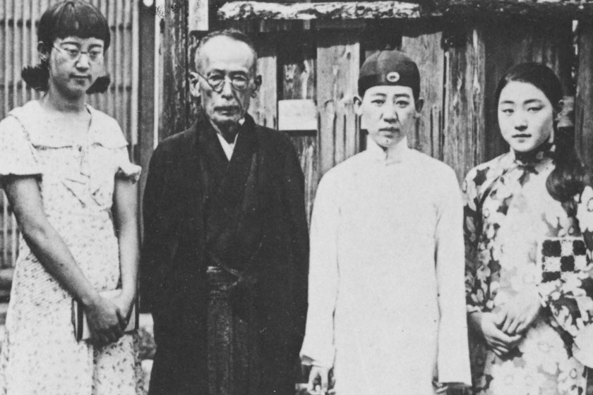 A Kawashima családdal: balra a második Naniwa, jobbra mellette Yoshiko áll.
