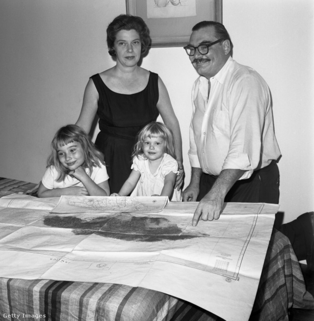 Leicester Hemingway feleségével, két lányával és Új Atlantisz tervével.