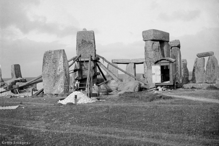1901-ben kiegyenesítenek egy fakerethez rögzített követ Stonehenge-nél